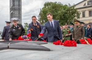 Председатель Счетной палаты Тюменской области Дмитрий Огородников принял участие в церемонии возложения цветов к мемориалам вечного огня